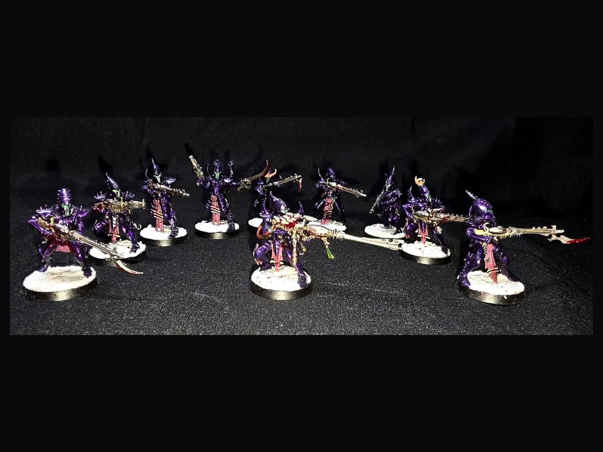 Group of painted Drukhari miniatures.